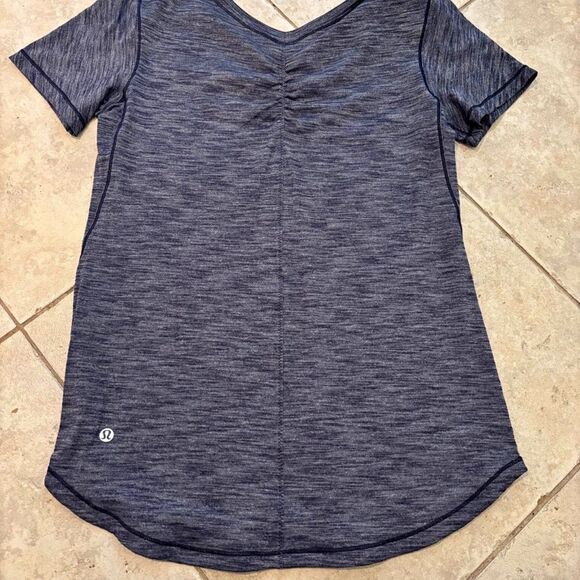 lululemon athletica Women's Blue Micro-stripe Top size 4 - Picture 1 of 2